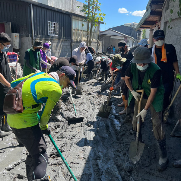 <圖說>災後鏟子超人紛紛湧入花蓮災區，凱基人壽迅速推出志工保險，讓熱血志工在第一線多一層安全守護。