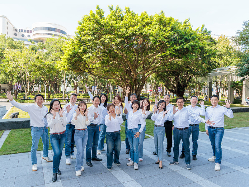 圖說:凱基人壽總經理郭瑜玲(中)率領經營團隊,以高效執行力,推動永續治理、災後支援與數位創新,以行動實踐對保戶的永續承諾,展現金融大回饋精神。