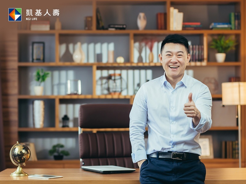 圖說:凱基人壽鼓勵三明治世代爸爸網路投保「e卡得利」,透過定期彈性繳的投入,笑領時間複利,預約無憂退休生活!